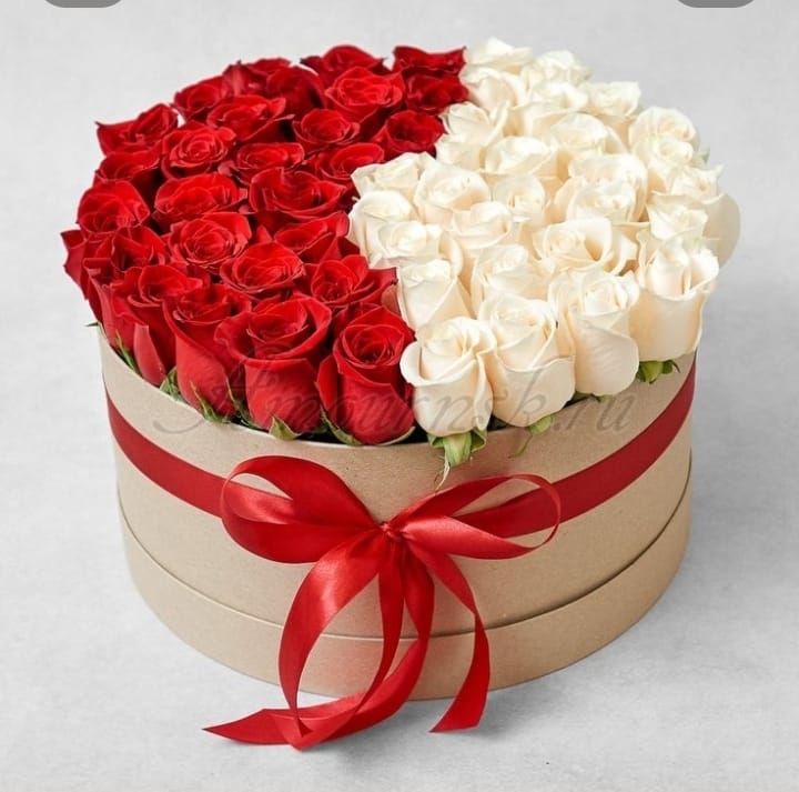White & red roses box